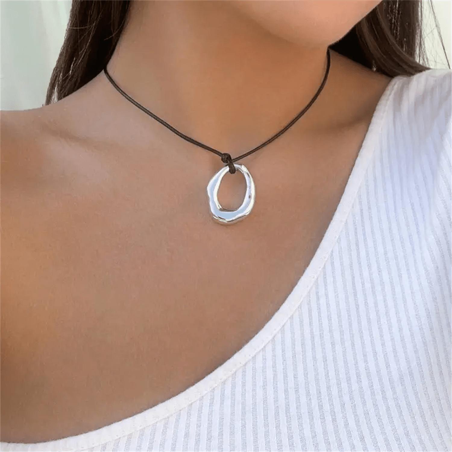 

Массивное металлическое ажурное асимметричное геометрическое ожерелье-подвеска в форме сердца с несколькими элементами, регулируемый шнурок из черной ПУ кожи