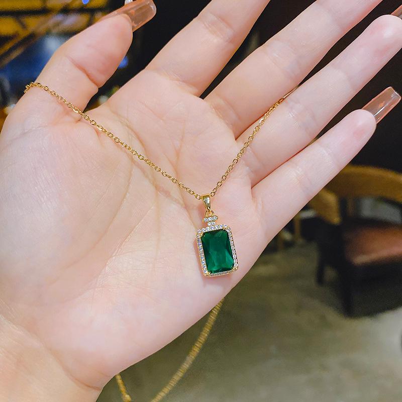 

Квадратное ожерелье с изумрудным кристаллом: Винтажный геометрический чокер с инкрустацией бриллиантами