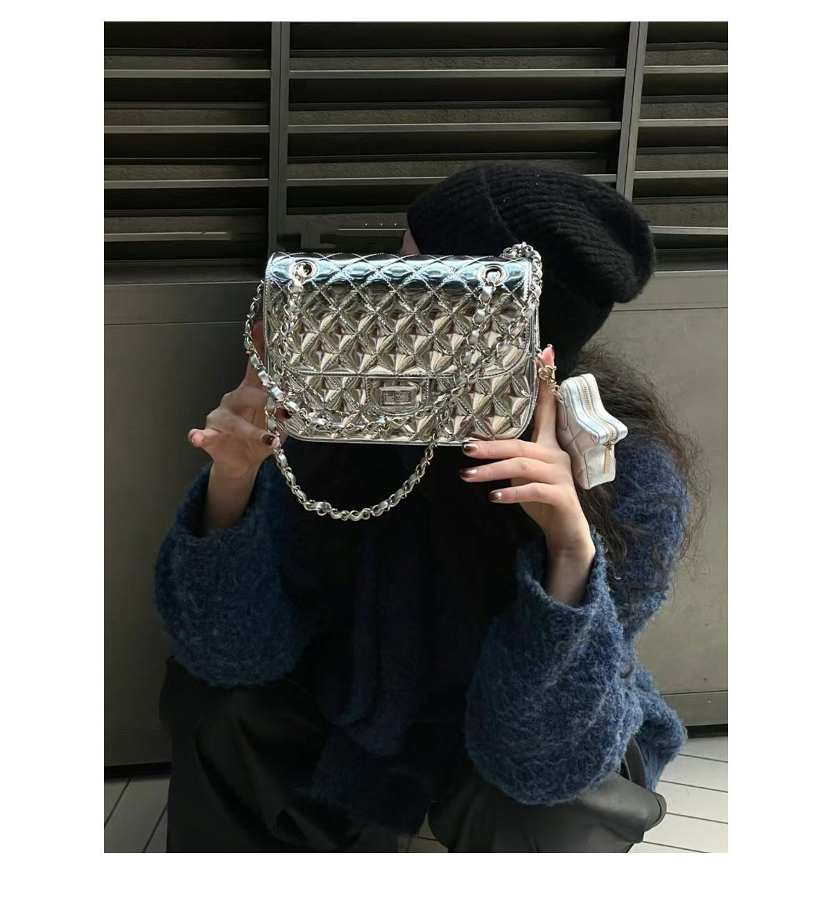 

Глянцевая лакированная кожаная маленькая ароматная сумка в форме ромба женская новинка 2024 года, высококачественная цепочка на одно плечо, маленькая квадратная сумка для женщин серебряный