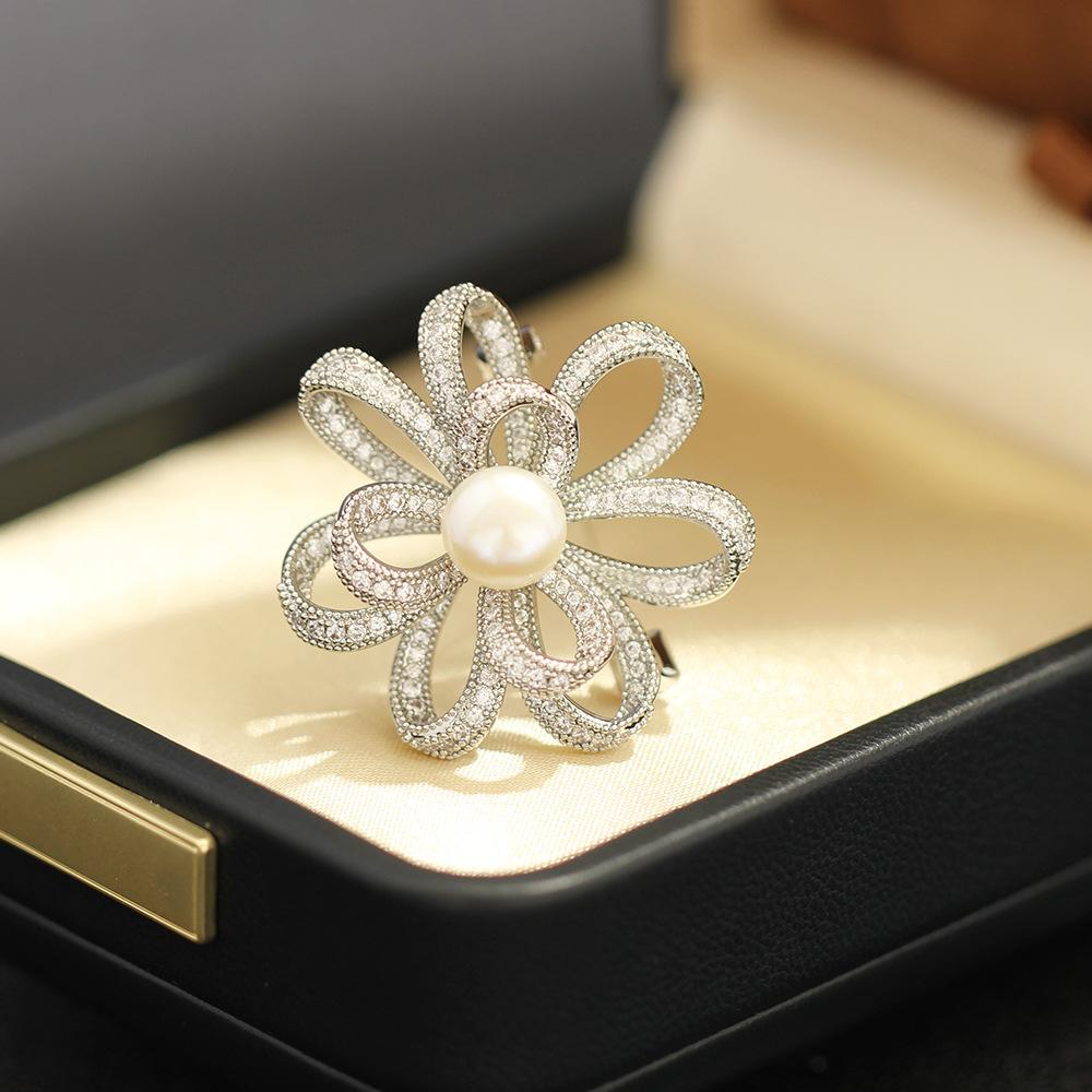 New micro-inlaid zircon knotted stone-inlaid flower brooch temperament pearl flower anti-light pin coat accessories women