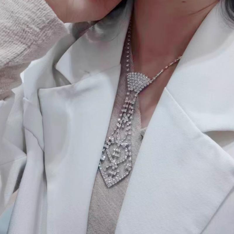 Luxury Rhinestone Tie Shape Pendant Necklace, Sparkling CZ Hollow Choker, Elegant Bridal Wedding Party Jewelry for Women
