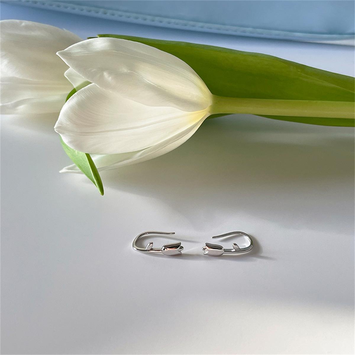 

999 foot silver small fresh tulip stud earrings are small, simple and exquisite earrings, niche design, high-end new earrings. 999 silver