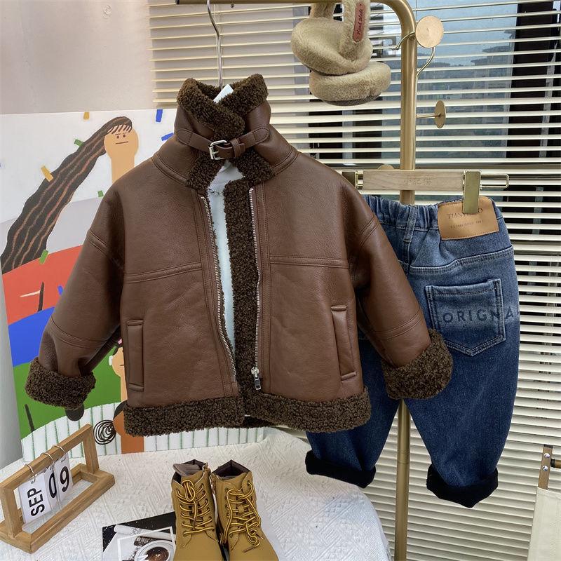 

2025 Мальчиковая осенне-зимняя кожаная мотоциклетная куртка на подкладке из стриженого флиса 140