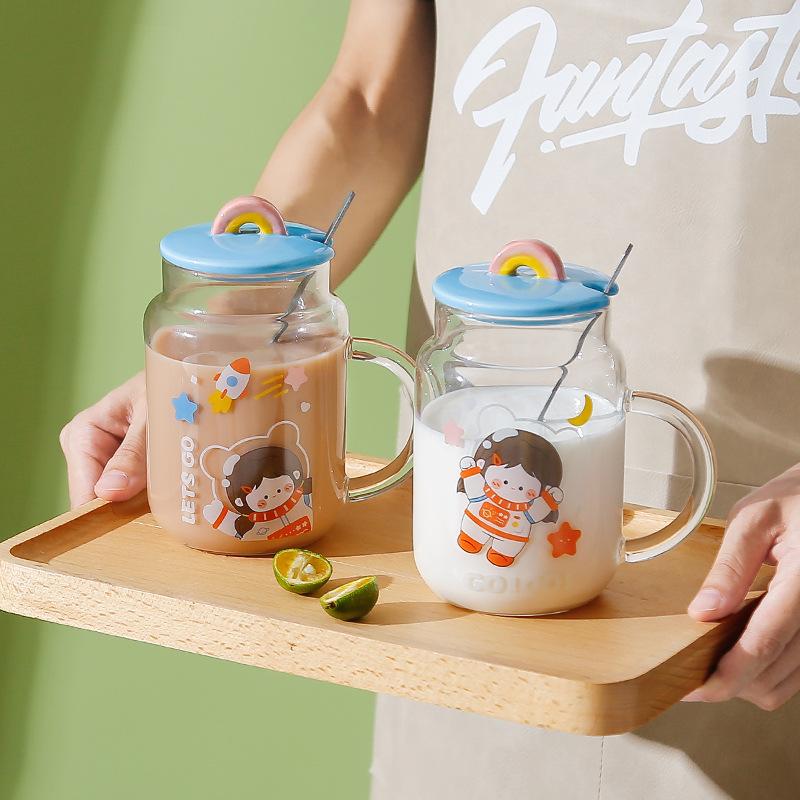 Kreative Cartoon Weltraum kleines Mädchen Glas Hochborosilikat Skala Glas Kleiner frischer Stil Wasserbecher mit Deckel Löffel