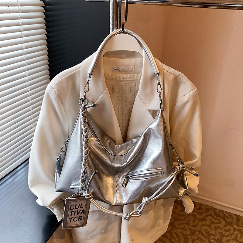 

Leisure Commuting Large Capacity Bag, New Lightweight and Versatile Crossbody Bag, Fashionable Single Shoulder Armpit Tote Bag срібний
