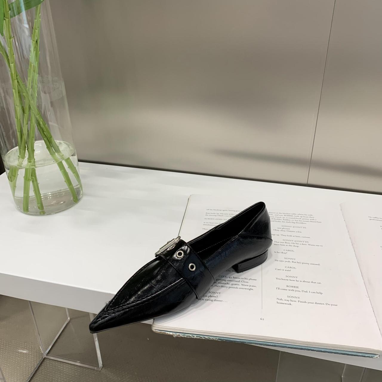 

Новые модные туфли на плоской подошве с острым носком, женские роскошные балетки с металлической цепочкой, неглубокие балетки, повседневные туфли-лоферы, бренд 35 чёрный