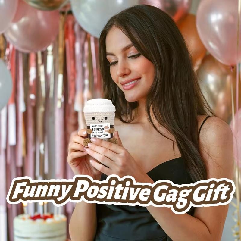 Lustige handgehäkelte Kaffeebecher-Plüschpuppe, emotionaler Beistand, positive Karte, niedliches Schreibtischornament, Heim-Feiertags-Aufmunterungsgeschenk