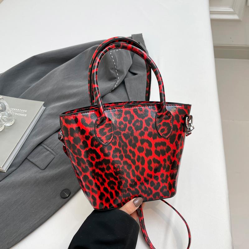 

Сумка кроссбоди женская сумка сумка с леопардовым принтом сумка на плечо сумка 2025 новая модная летняя сумка для отдыха модная маленькая сумка в японском и корейском иностранном стиле красный
