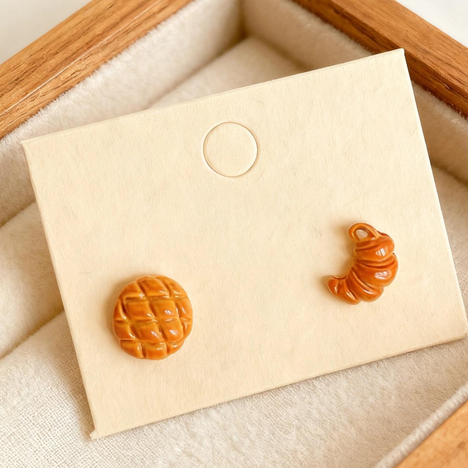 

Fun & Cute Caramel Bread Drip Oil Geometric Stud Earrings: Cartoon Niche Light Luxury Accessories