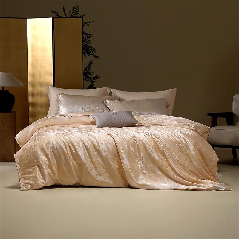 Mercury Home Textiles Jin Yu Liu Guang Golden Mulberry Silk Jacquard Quilt 150x210cm