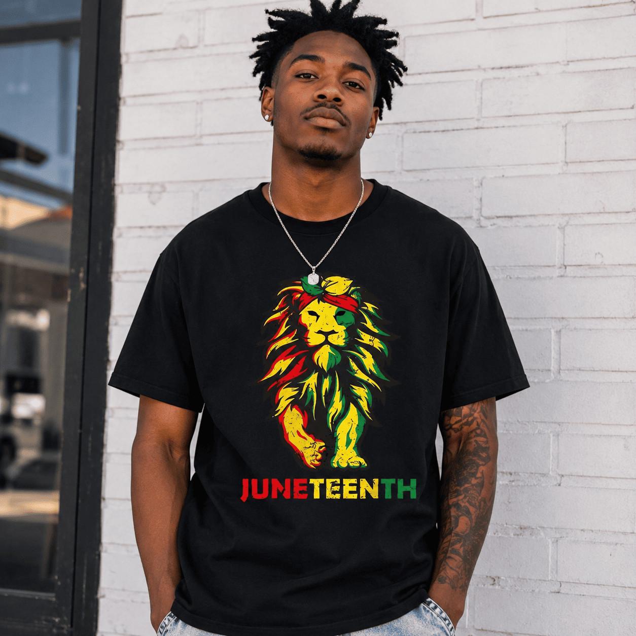 Lion Juneteenth Black History Afro Flag Vintage Men s Graphic T-Shirt S