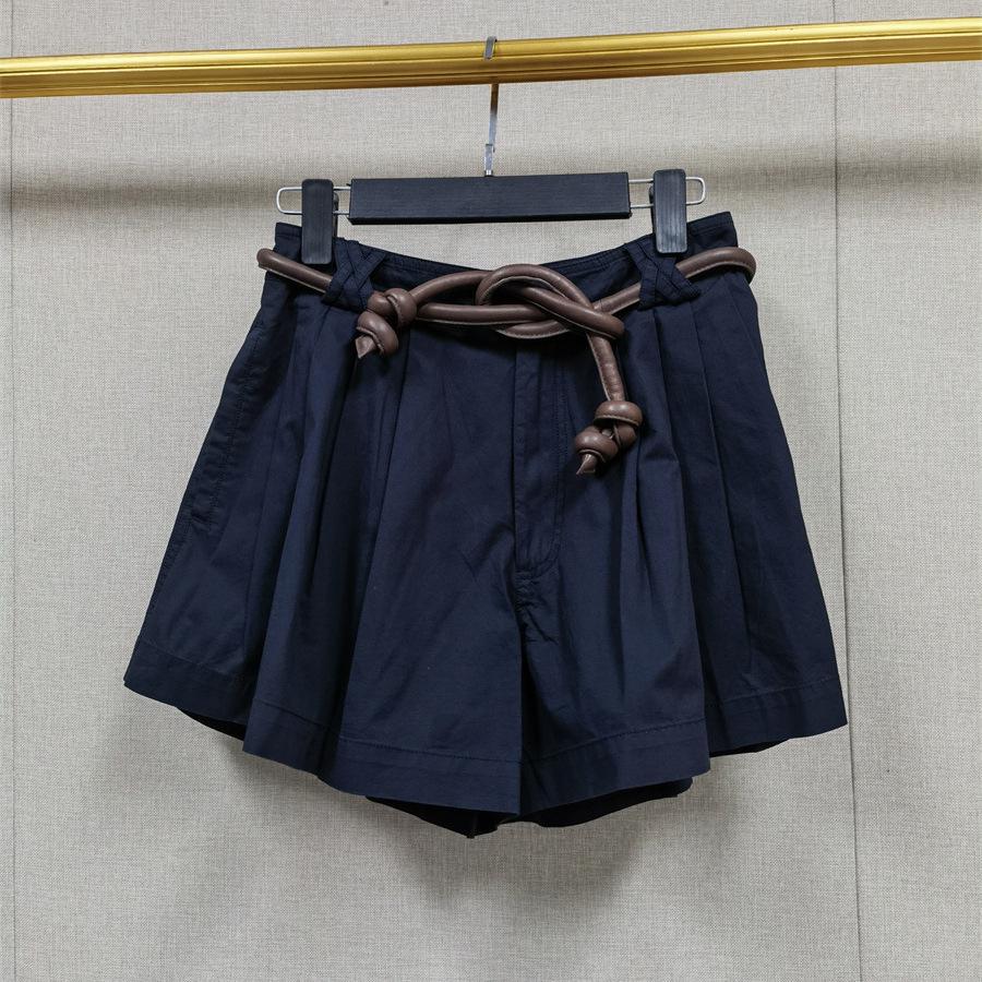 

French Chic Early Autumn Leather Belt Pleated Shorts: Retro Academy Style, Loose Micro A-Line Silhouette Medium