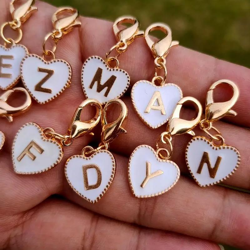 Hetsäljande 26 engelska bokstäver vit dubbelsidig persikohjärta nyckelring hjärtformad legeringsaccessoarprydnad