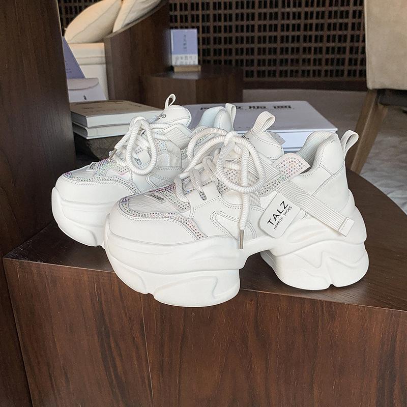 

Маленький человек носит кроссовки на толстом каблуке и платформе, модную повседневную обувь, маленький человек на шнурках, удобные одинарные туфли, модные 39