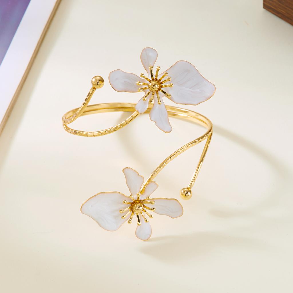 Elegant Flower Upper Arm Cuff Bracelet for Women Gold Color Lily Open Armlet Aesthetic Bridal Wedding Jewelry Bridesmaid Gift