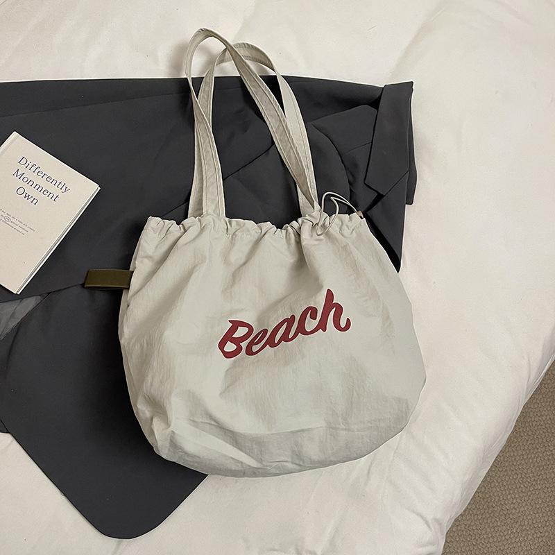 

Нейлоновая сумка женская 2025 новая модная вместительная на плечо подмышку сумка-тоут универсальная студенческая светло-серый