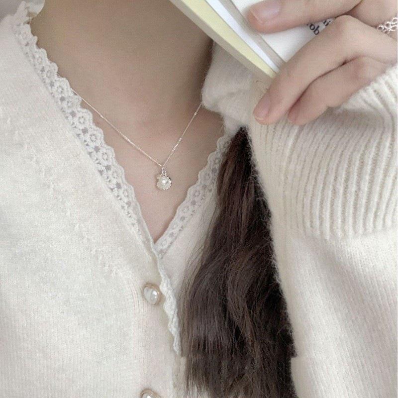 Elegant Shell Pearl Clavicle Necklace for Women - Simple, Versatile, and Fashionable Style.