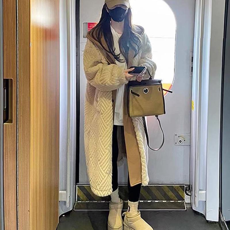 Damski płaszcz ze sztucznego futra jagnięcego i skóry - Jesień/Zima Długi styl