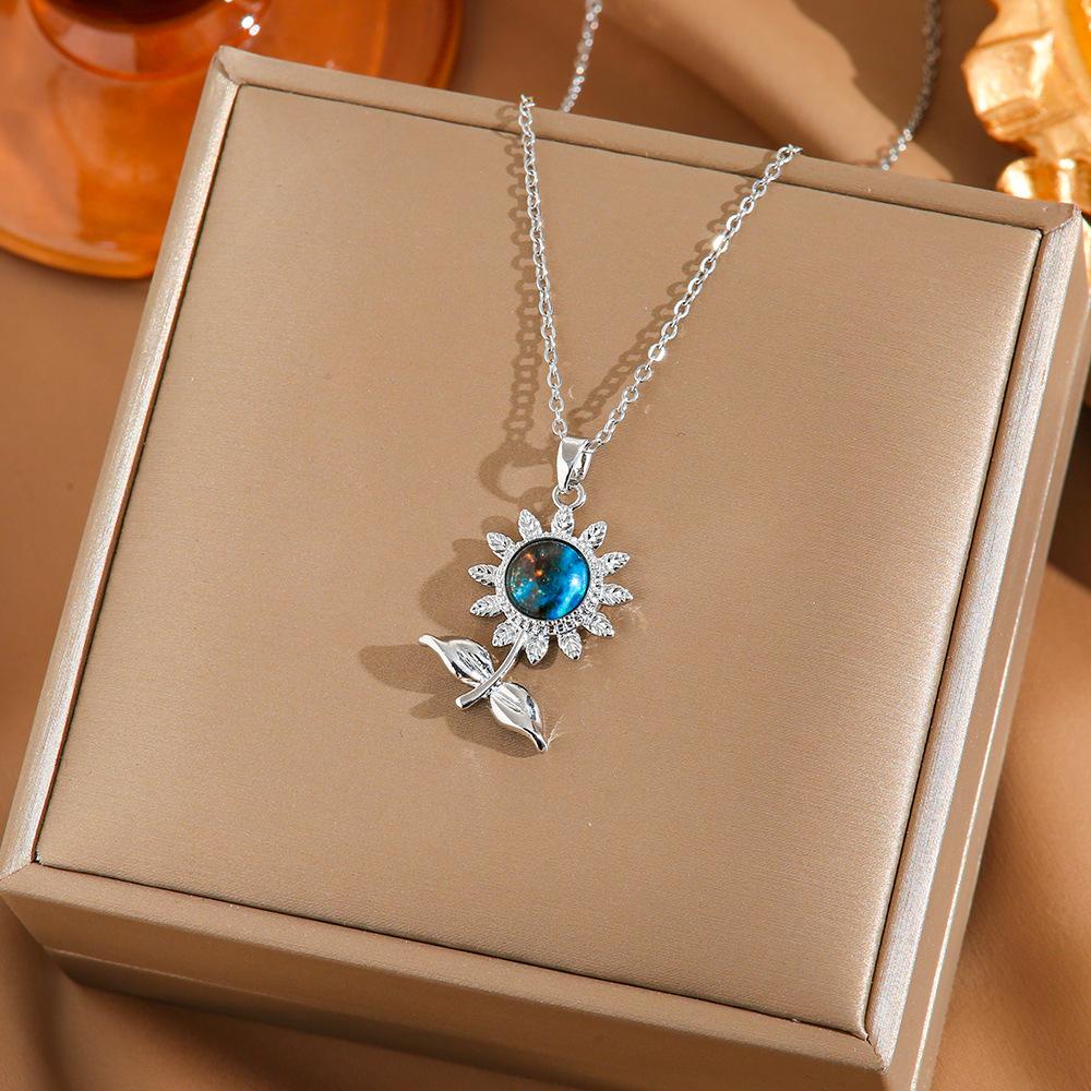 Four Leaf Clover Pendant Necklace For Women Fashionable Zircon Crystal Adjustable Chain Delicate And Versatile Jewelry