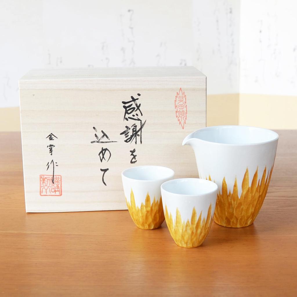 A stylish Arita ware sake set featuring one sake bottle and two sake perfect for retirement This set includes one sake bottle and two sake crafted by