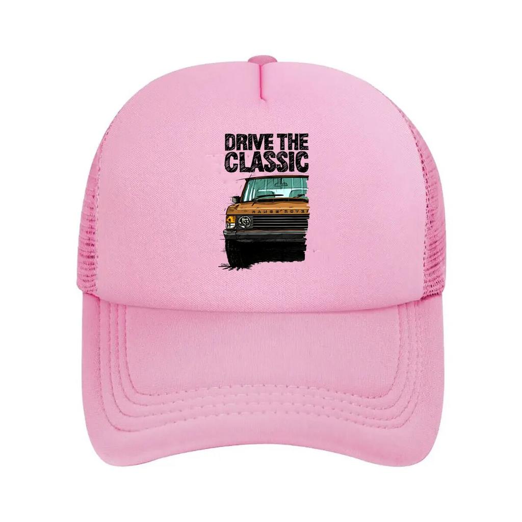 Klasyczna siatkowa czapka z daszkiem w stylu retro, inspirowana designem samochodów