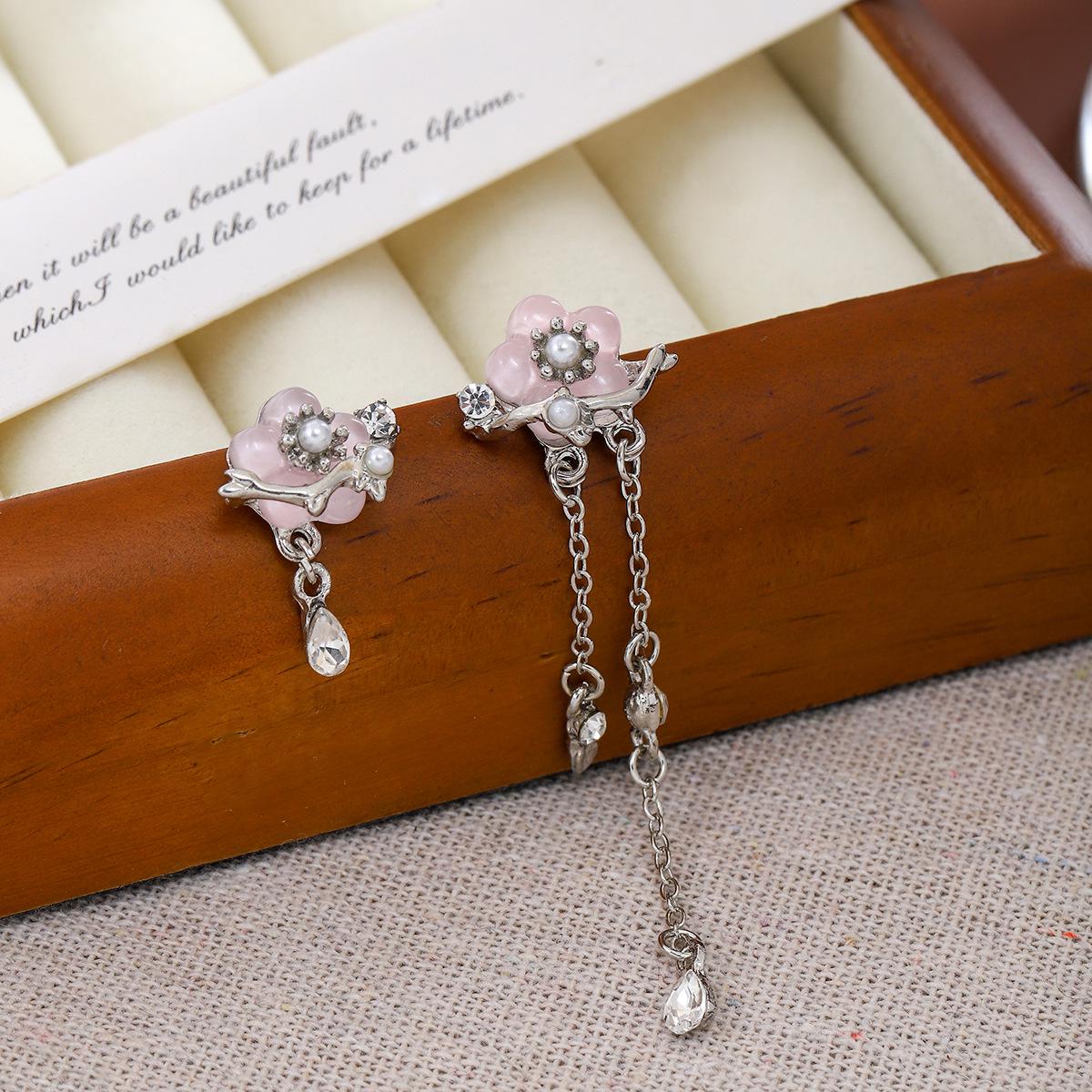 

Silver Needle Asymmetrical Pink Flower Rhinestone Tassel Earrings срібний