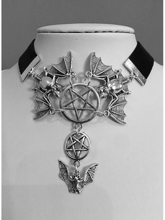 

Бархатный чокер черного цвета с летучей мышью и перевернутой пентаграммой