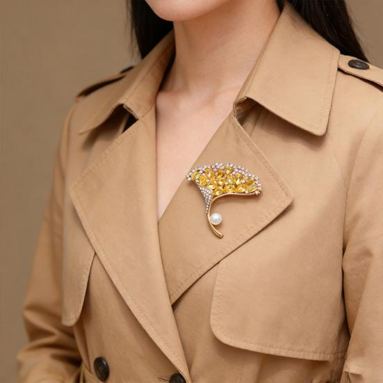 Women Brooch High-Gloss Rhinestone Inlay Faux Pearl Decor Ginkgo Leaf Design Lapel Pin Non-Slip Buckle Scarf Badge Clothing Bags