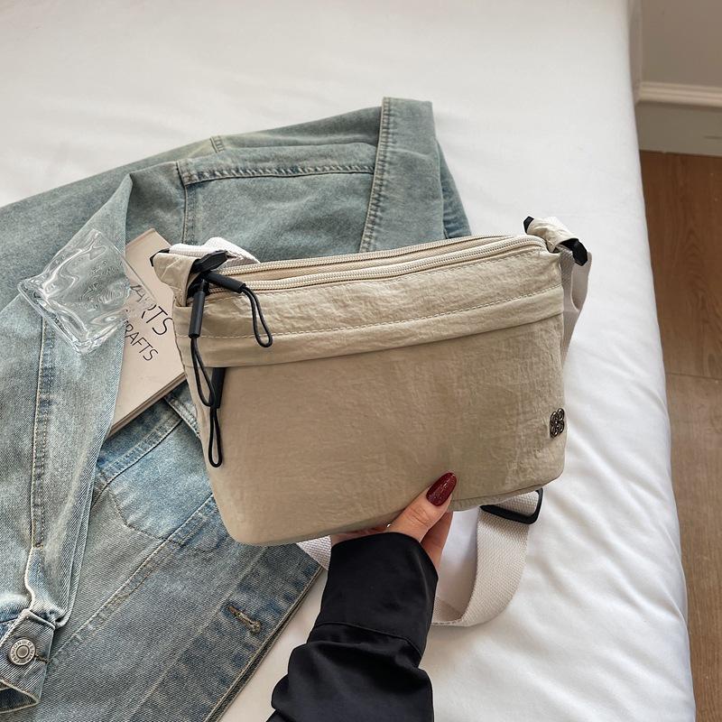 The new bag is simple, ultra-lightweight, high-end texture, niche solid color shoulder bag, fashionable and versatile satchel.