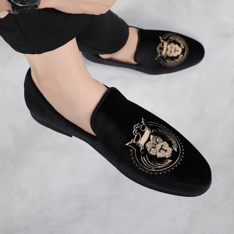 New Velvet Embroidery Patent Leather Casual Shoes For Men Slip On Loafers Moccasins Party Wedding Prom Flats Zapatillas Hombre