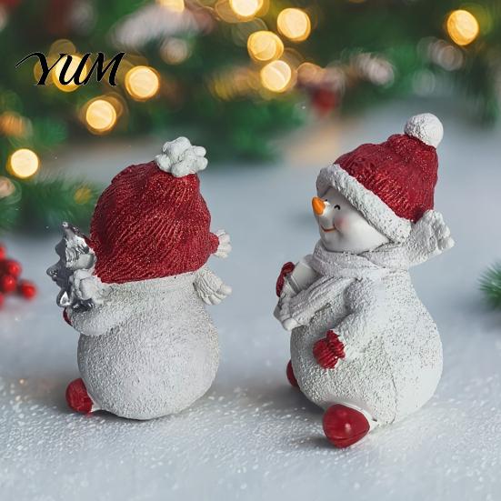 Winter Atmosphere Table Decor 2Pcs Christmas Snowman Figurine, Cute Tabletop Decor, Resin Snow Statue with Gift for Friends Knit Hat Scarf Home Mantel