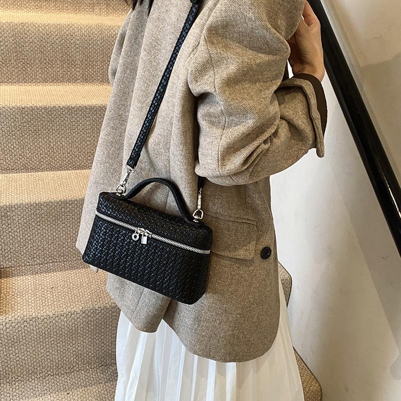 Simple Casual Underarm Bag Women's Korean Version Ins Trendy Retro High-end Small Square Bag 2025 Winter Shoulder Women's Bag