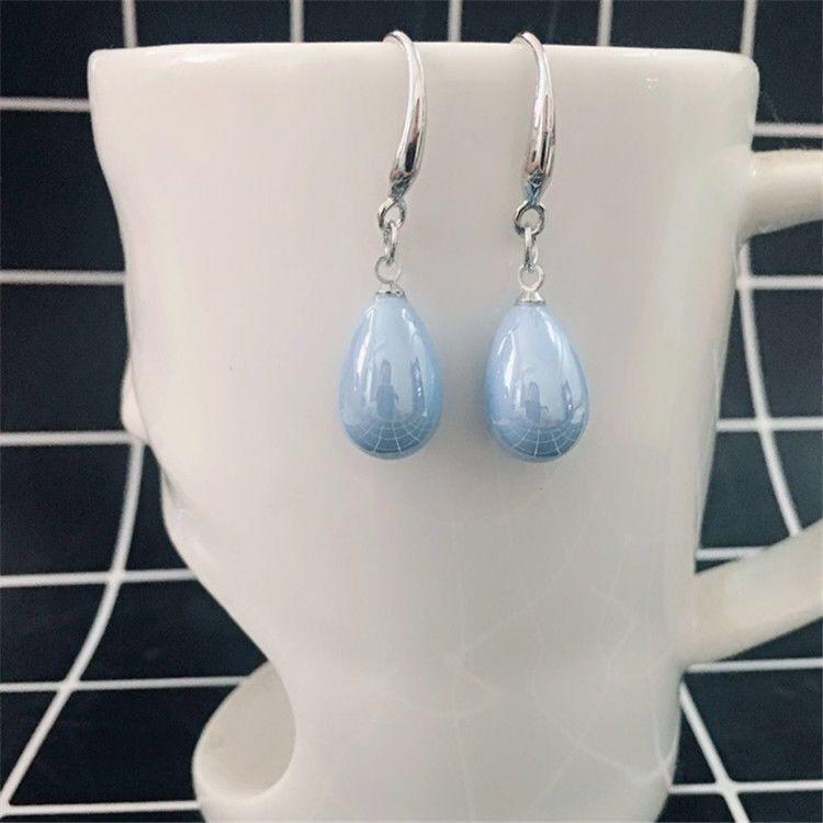 Chic Minimalist Teardrop Pearl Earrings: Exquisite, Versatile Studs with a Luxurious Touch