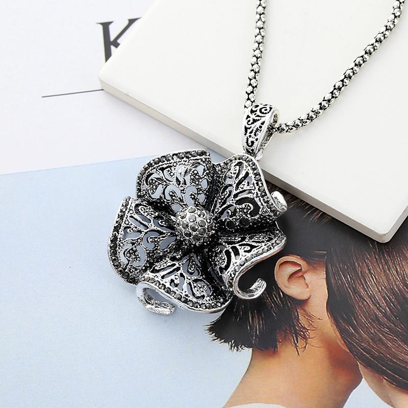 Rhinestone Flower Pendant Necklace 
