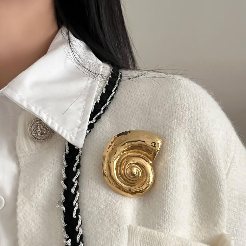 Bohemian Metal Conch Shaped Brooches for Women Men New Personality Design Suit Jacket Brooches Pins Charm Jewelry Accessories
