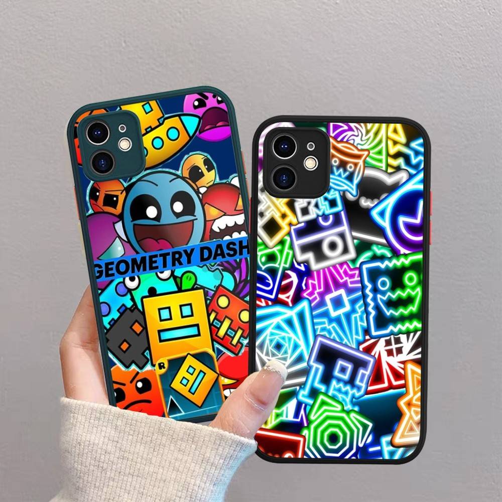 Cover per Telefono Opaca Traslucida Geometry Dash Per iPhone 15 16 Pro Max 11 12 13 14 XS XR X Plus 16E