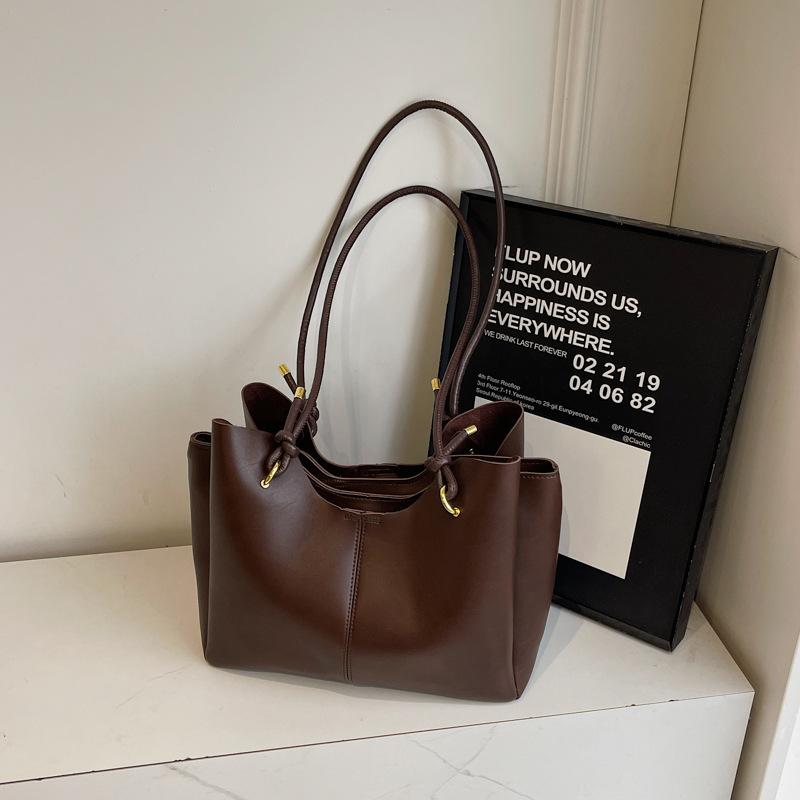 

Large capacity bag women s 2025 new commuter bag niche simple tote bag retro shoulder bag women s armpit bag