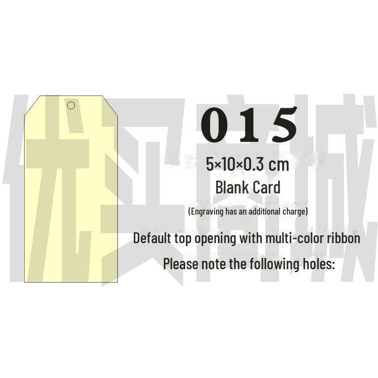 Gravovaná dřevěná karta s přáním s prázdnou visačkou a závěsnou cedulkou