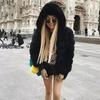 Cappotto da donna slim-fit di media lunghezza con cappuccio in ecopelliccia Autunno/Inverno 2025