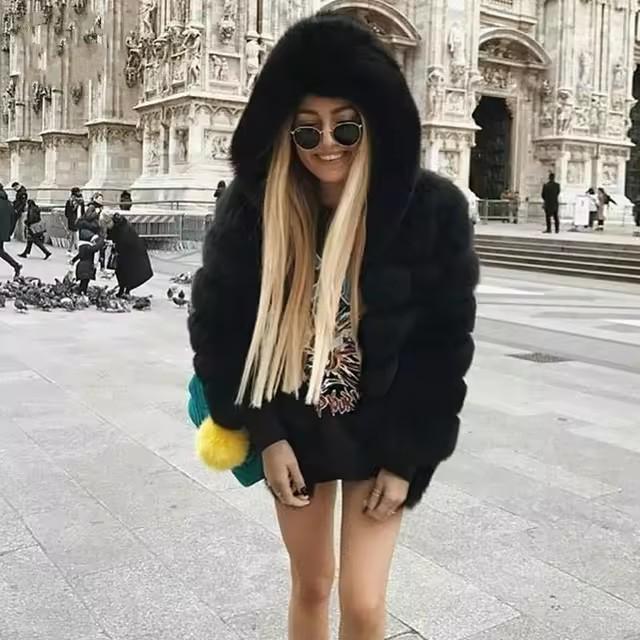 Cappotto da donna slim-fit di media lunghezza con cappuccio in ecopelliccia Autunno/Inverno 2025