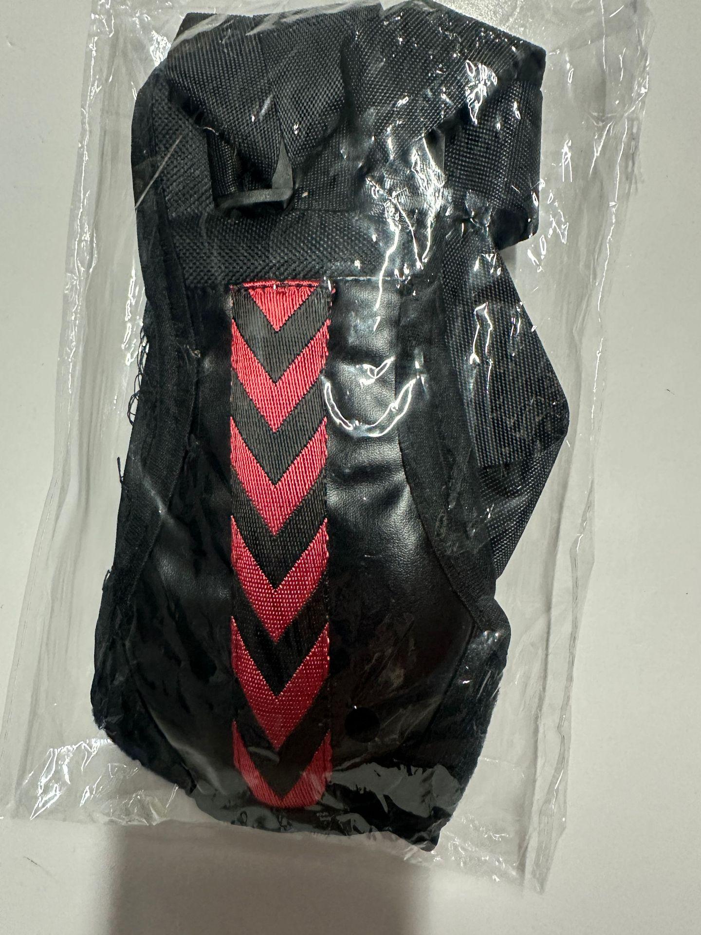 

Adjustable Posture Corrector: Open Shoulder, Chest Support, Clavicle Fixation, and Anti-Hunchback Design One Size красный