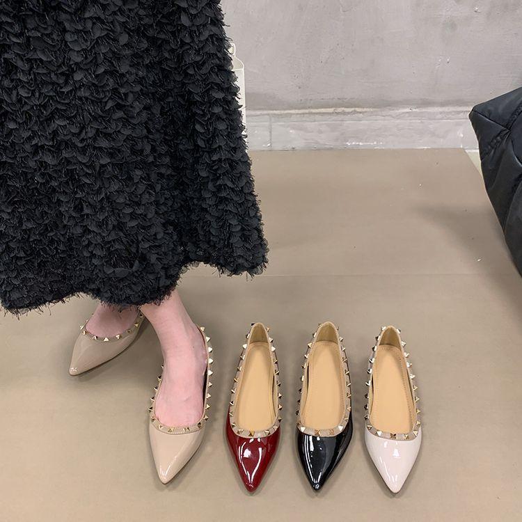 

Pointed head heightening patent leather rivets shallow mouth ladyshoes 2025 new Korean version commuter fashion single shoes women s flat shoes 40 телесный