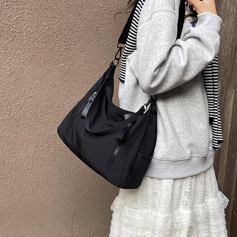 Korean Style Nylon Shoulder Bags Tote Bag Large Capacity Casual Dumpling Bag Solid Color Fold Oxford Cloth Underarm Bag Girls