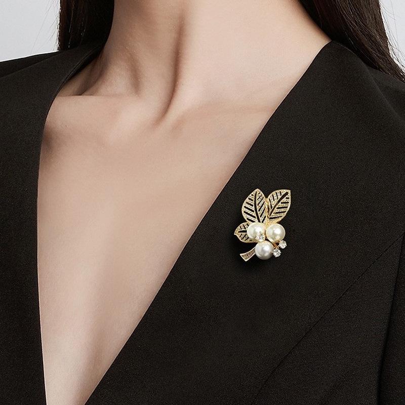 Exquisite French-Style Leaf Pearl Brooch for Women - New Design Accessory