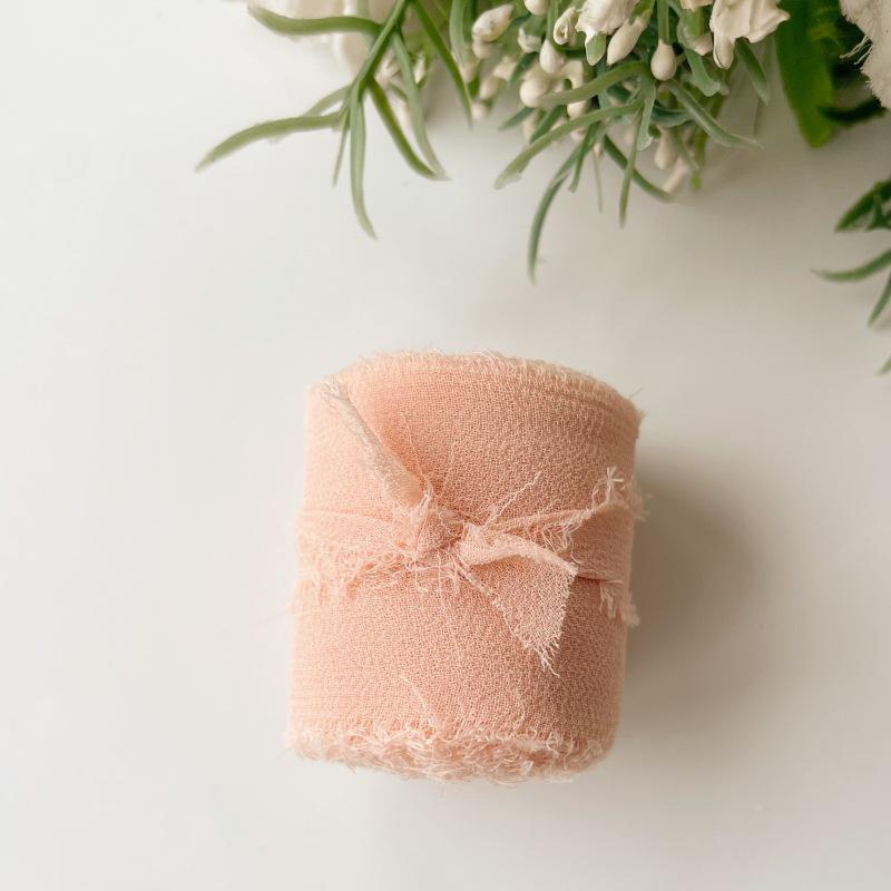 Handgerissenes Chiffonband: Dekorative Girlanden, Haarbänder mit Blumenbindungen und Kuchendekor.