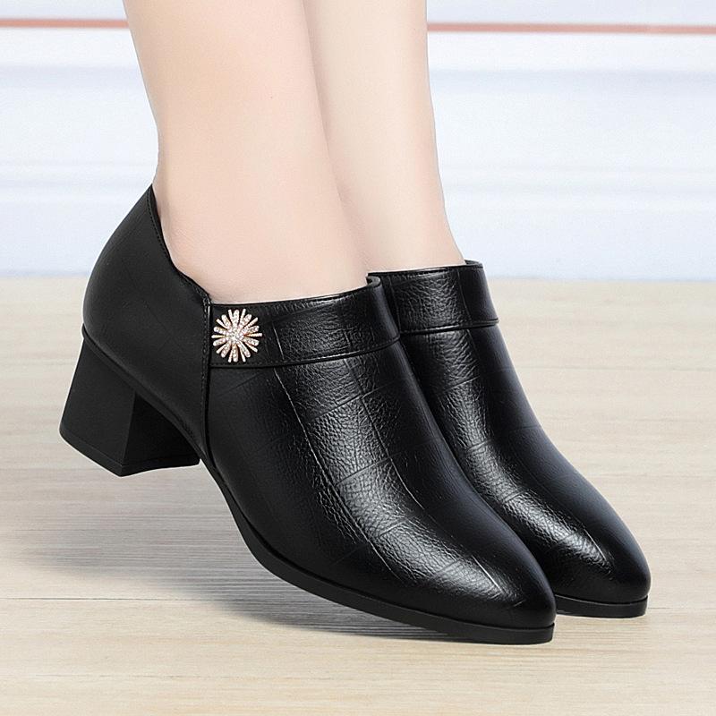 

Кожаные туфли женские на высоком каблуке 2024 новые мягкие кожаные туфли с мягкой подошвой и глубоким вырезом с юбкой женские туфли среднего возраста осенние туфли для мам 35