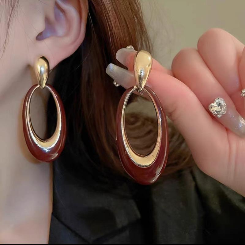 Vintag European and American Style Oval Hollow Pendant Earrings for Women Exaggerated French Charm Jewelry Gift