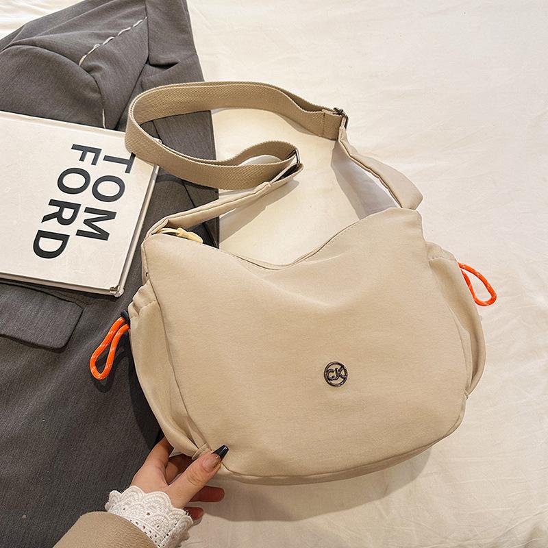 2025 new leisure sports messenger bag, the same travel bag for men and women, college students commuting to class, shoulder dumpling bag