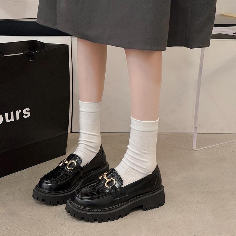 Beliebte Loafer Damen Frühling und Herbst 2024 neue britische Stil vielseitige kleine Lederschuhe Damen schwarze Plateau Muffin Einzelne Schuhe
