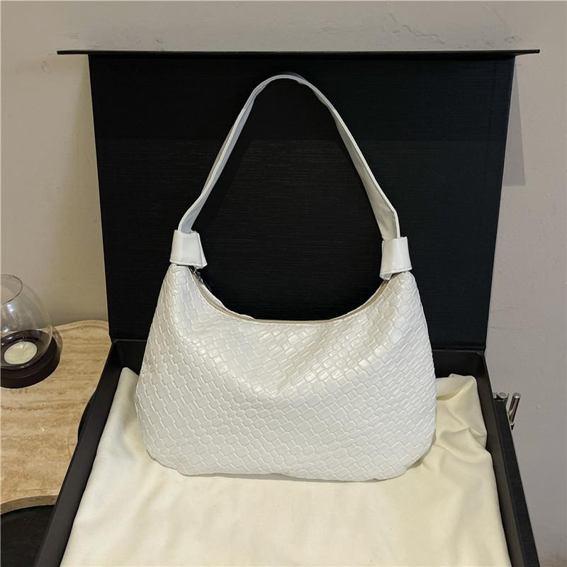 Casual Retro Solid Color Large Capacity New Fashion Woven Pattern Commuting Crescent Armpit Shoulder Bag